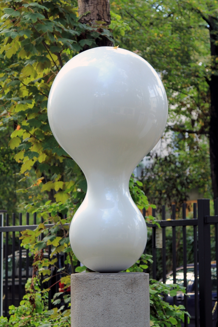 BUBBLE Material: polyester resin, concrete, lacquer, steel; Demetion: 290 x 80 x 80cm; Date: 2017