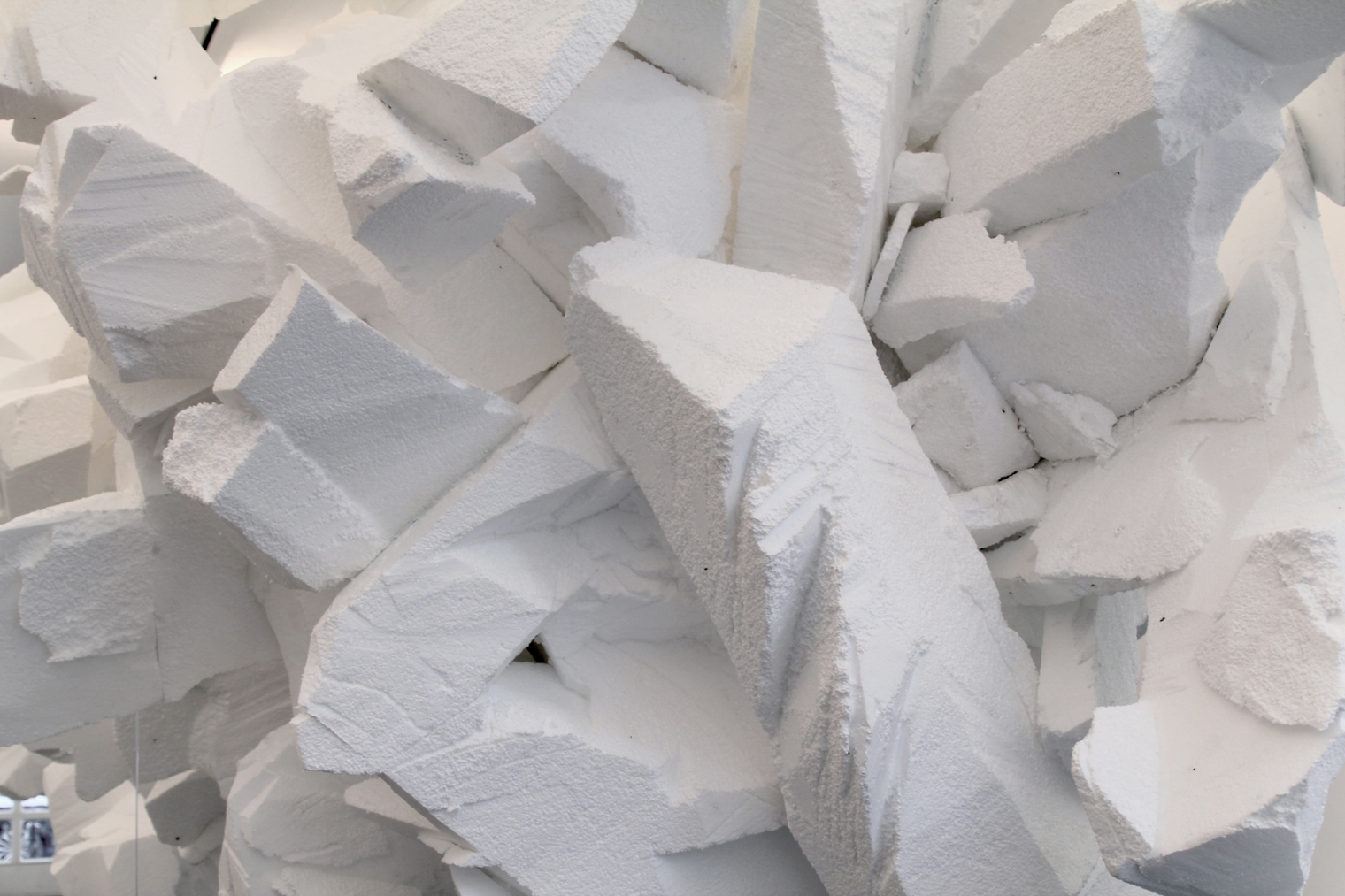 CATERPILLAR  Material: styrofoam, steel, pleksiglas; Dimension: 670 x 280 x 280 cm; Date: 2018