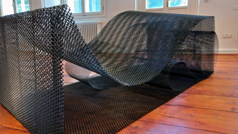 FROZEN WAVE Material: steel mesh; Dimension: 200 x 100 x 85 cm; Date: 2022