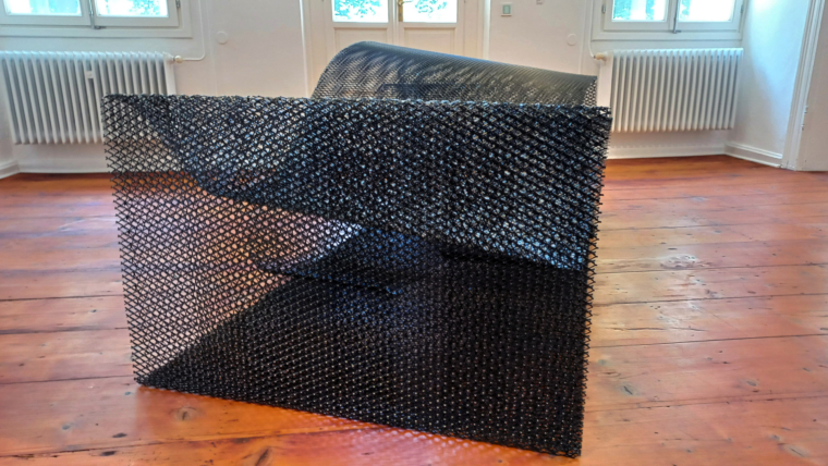 FROZEN WAVE Material: steel mesh; Dimension: 200 x 100 x 85 cm; Date: 2022